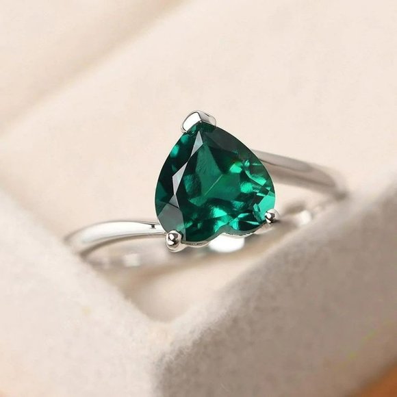 Heart-Shaped Emerald Green Silver Solitaire Ring - Picture 2 of 8